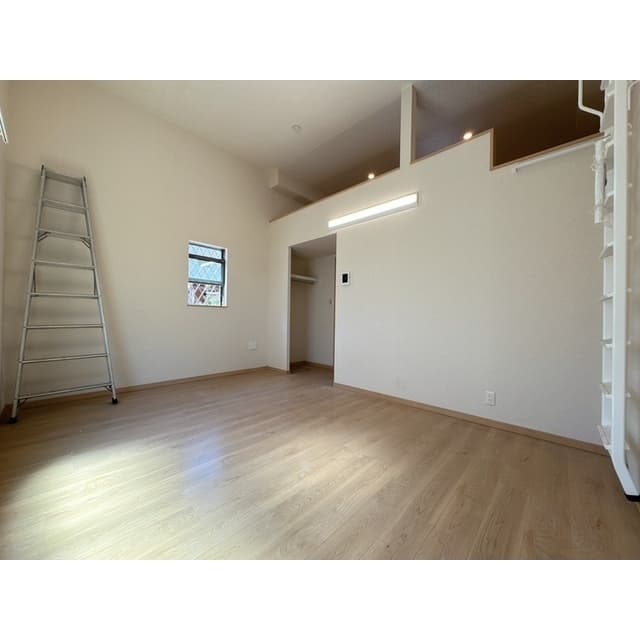 Room image 8