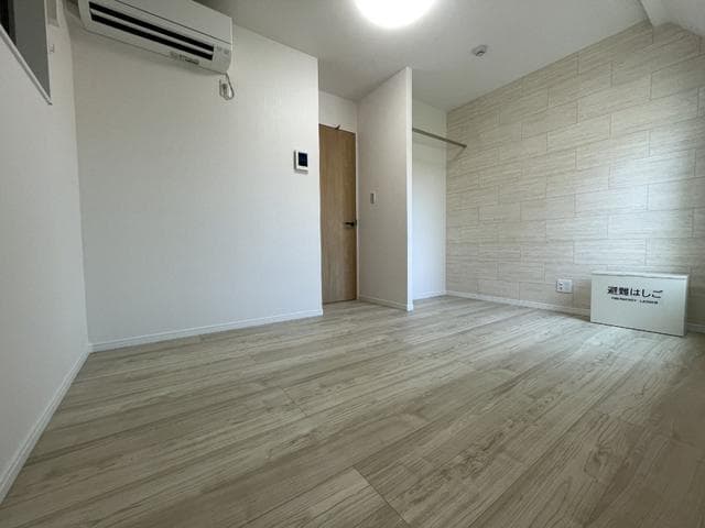 Room image 15