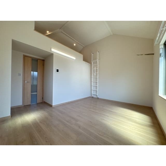 Room image 8