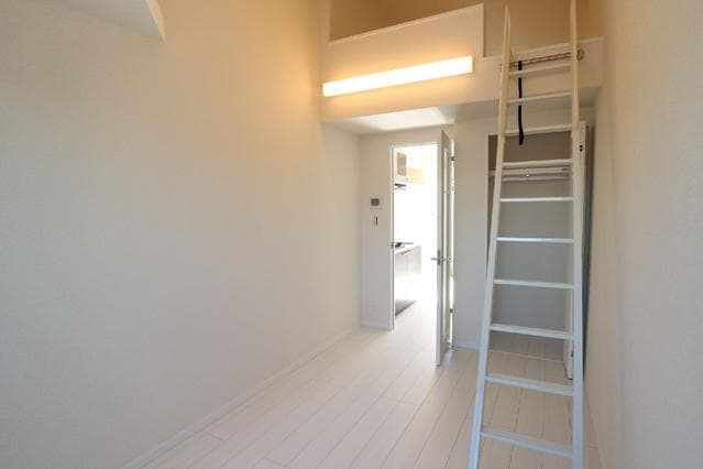 Room image 12