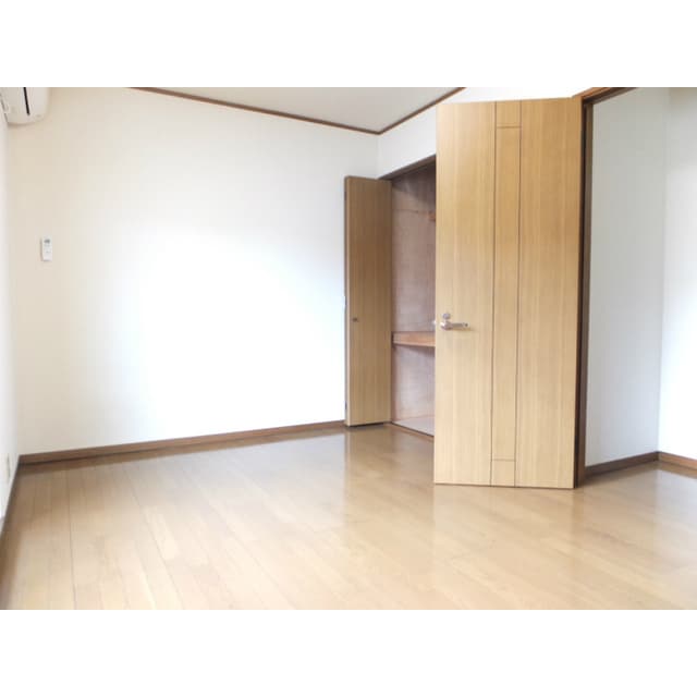 Room image 8