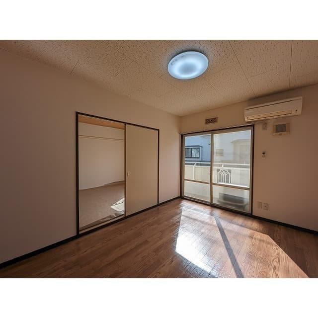 Room image 8