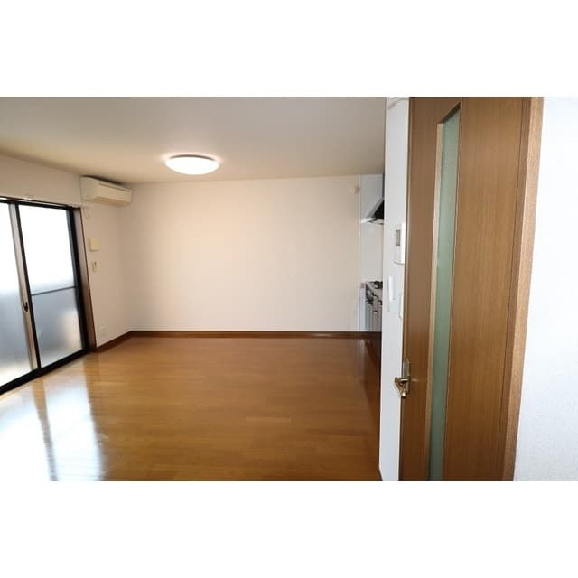 Room image 16