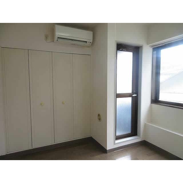 Room image 8