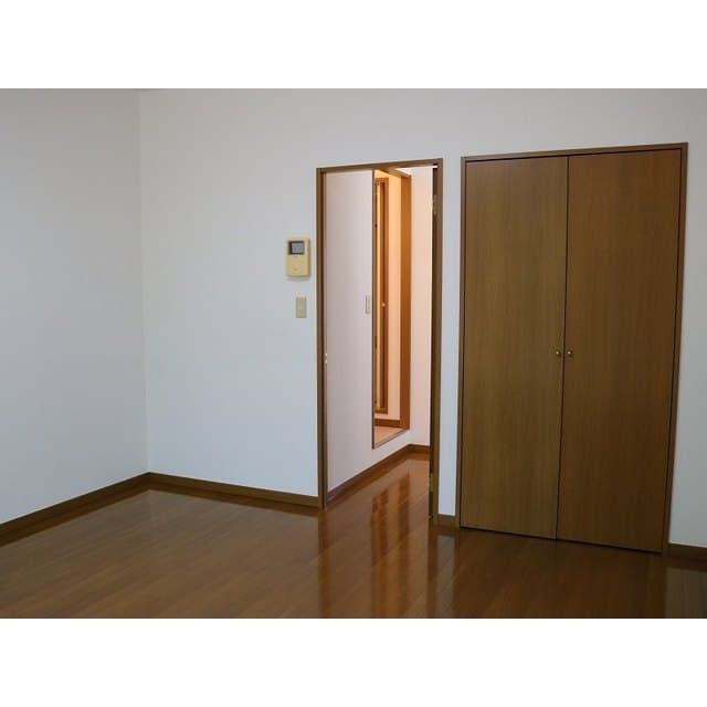 Room image 12