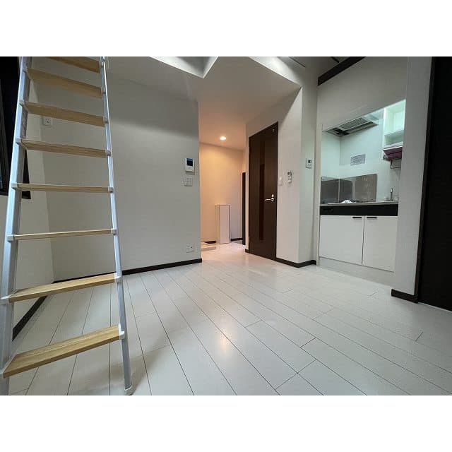 Room image 8