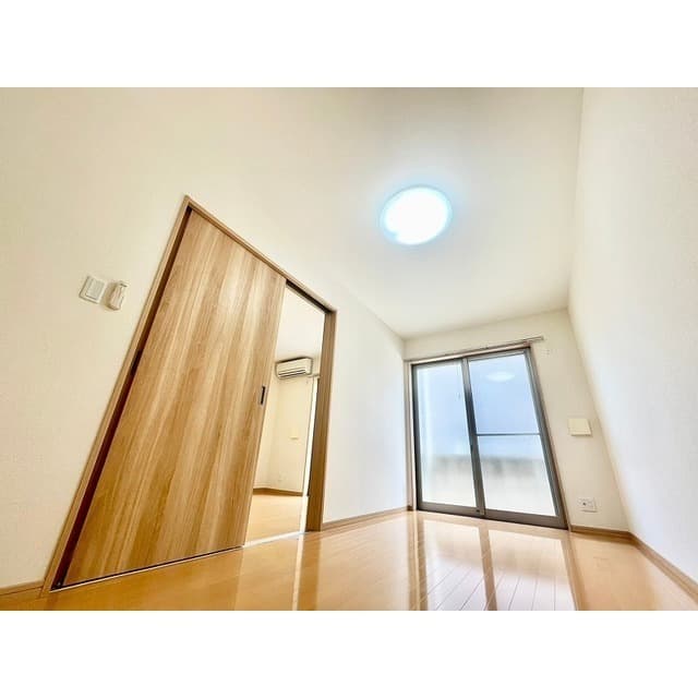 Room image 8