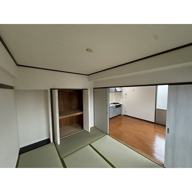 Room image 8