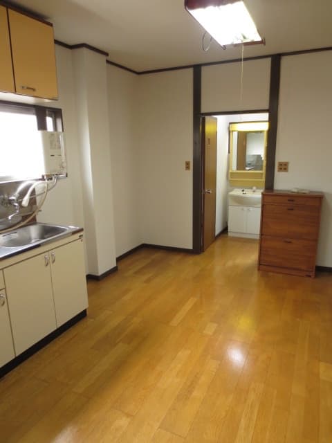 Room image 8