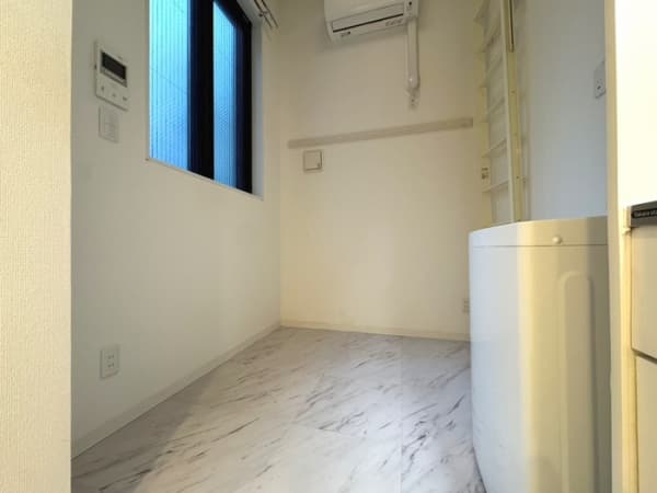 Room image 8