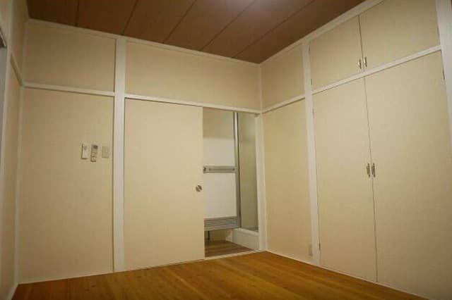 Room image 8
