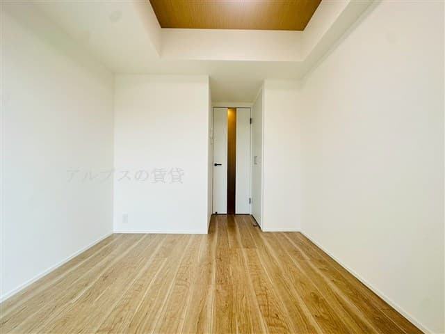 Preview interior of Estules Yokohama Makita 906  