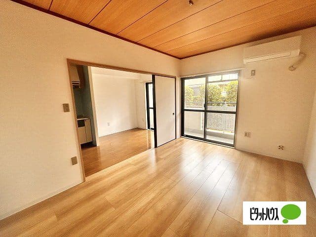Room image 8
