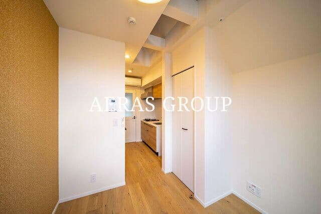 Room image 8