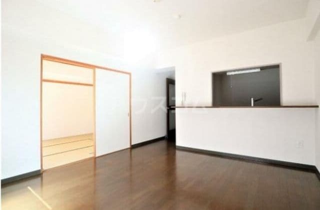 Preview interior of Collins Shirane  KM 🌳 