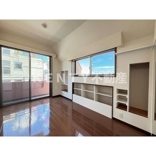 Room image 8