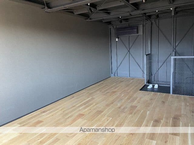 Room image 8