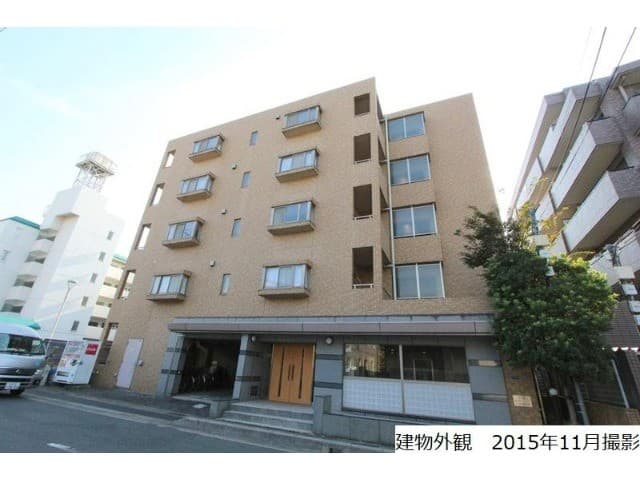 Main exterior of Grand Palace 37 202 