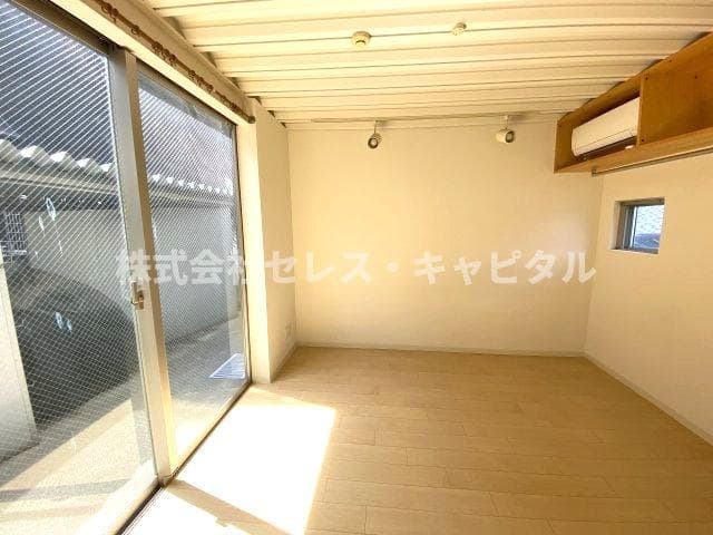 Room image 8