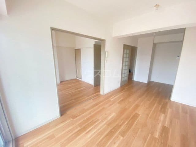 Room image 16
