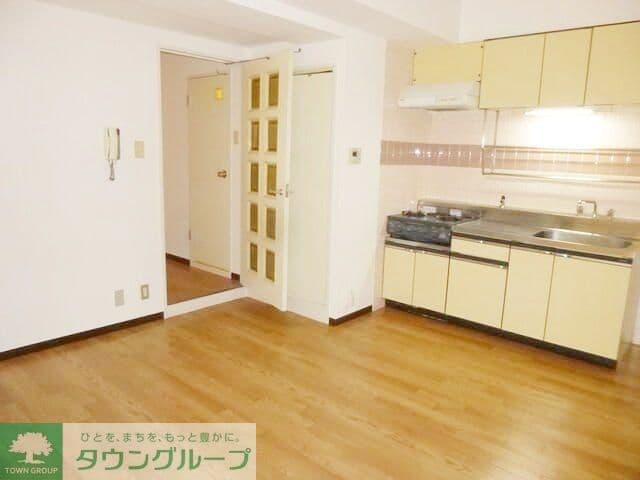 Preview interior of MAISON 405  