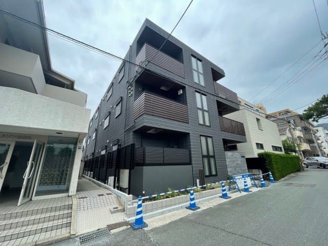 Main exterior of LazosMikage ✨[RT]