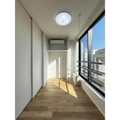 Room image 8