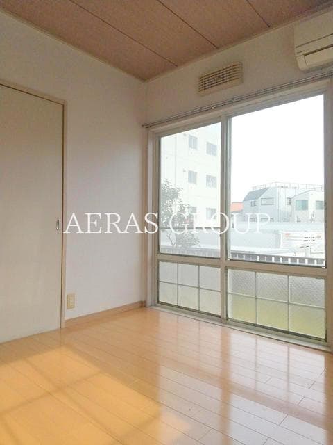 Room image 8