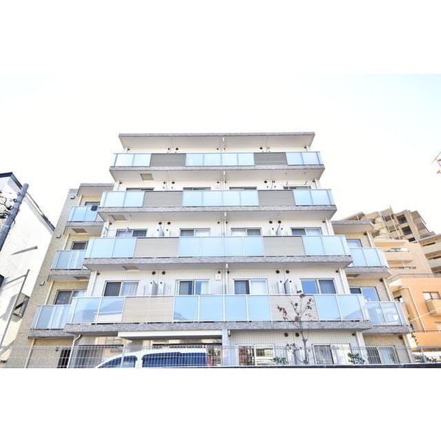 Main exterior of Juile Parfait Hirai