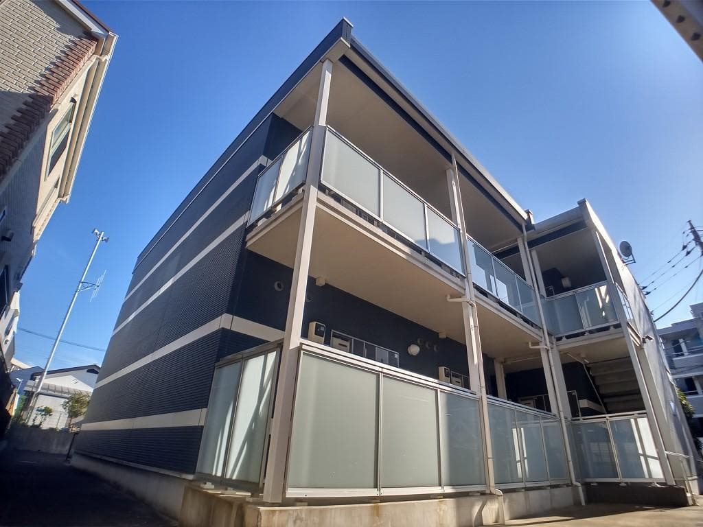 Main exterior of LEONEXT Credit