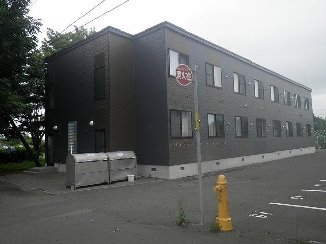 Main exterior of leopalace Kitaokadama III