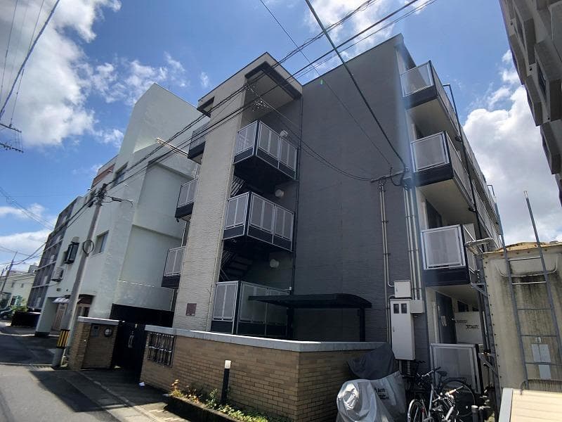 Main exterior of leopalace Ue Aratacho