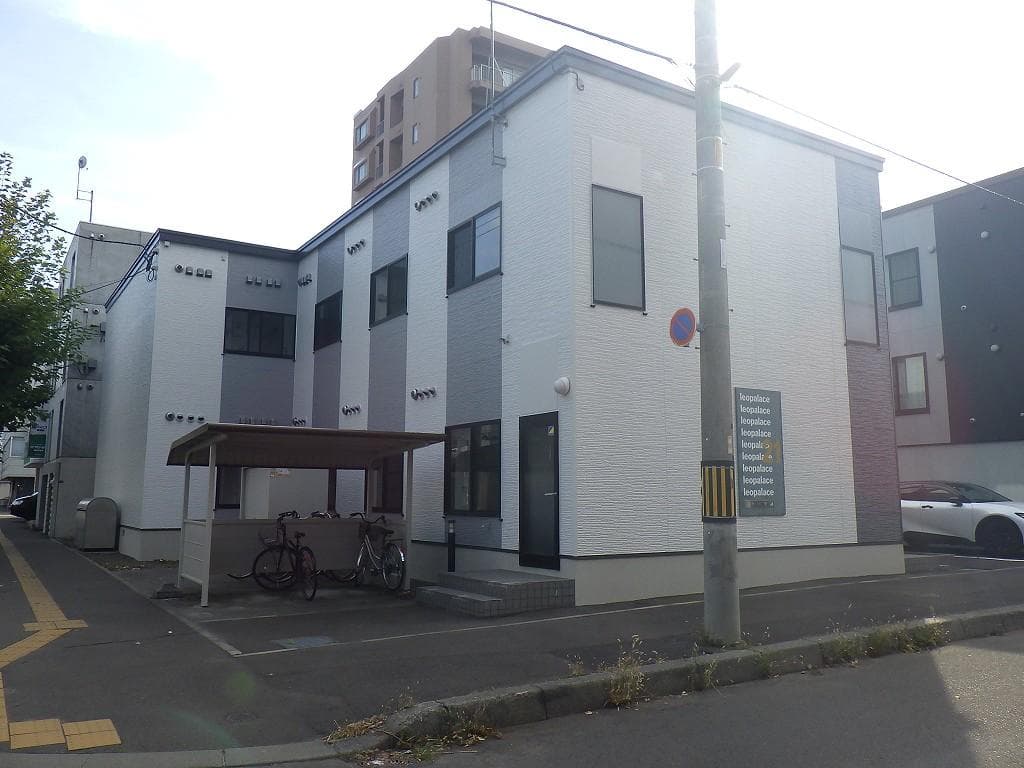 Main exterior of leopalace Toya