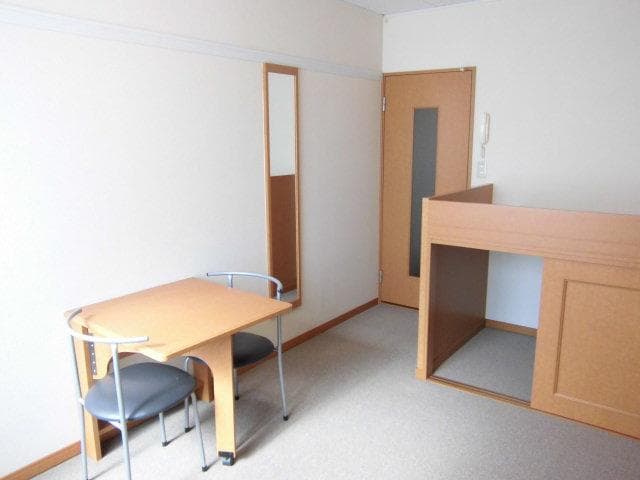 Room image 8
