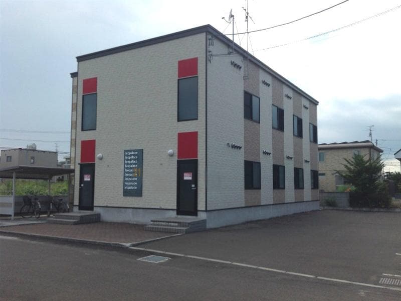 Main exterior of leopalace Blanc Hiraoka Kouen