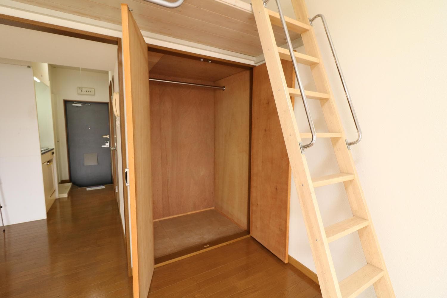 Room image 8