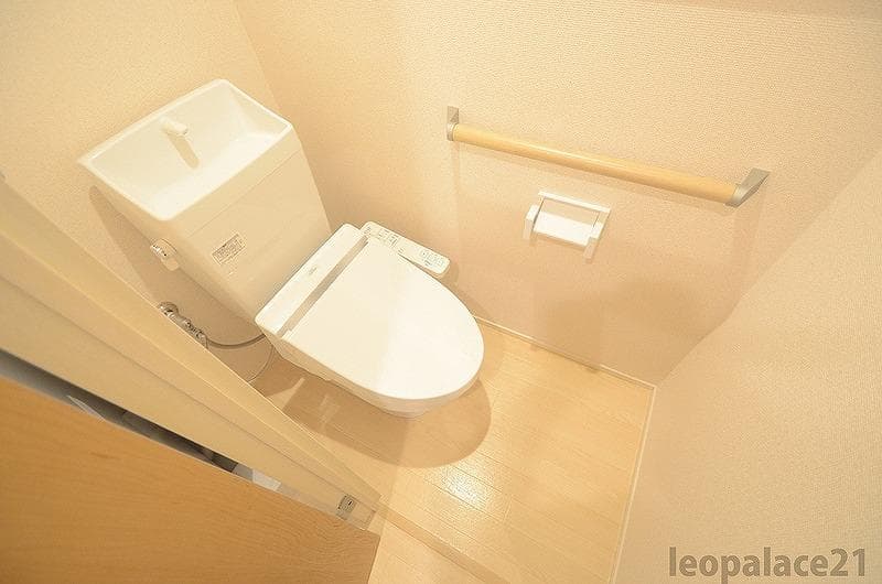 Room image 8
