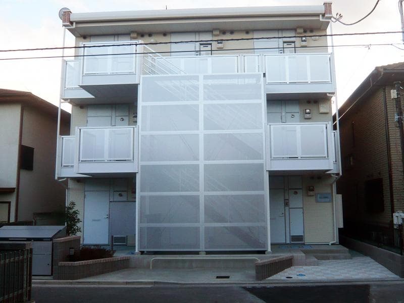 Main exterior of leopalace Azur Shintoshin