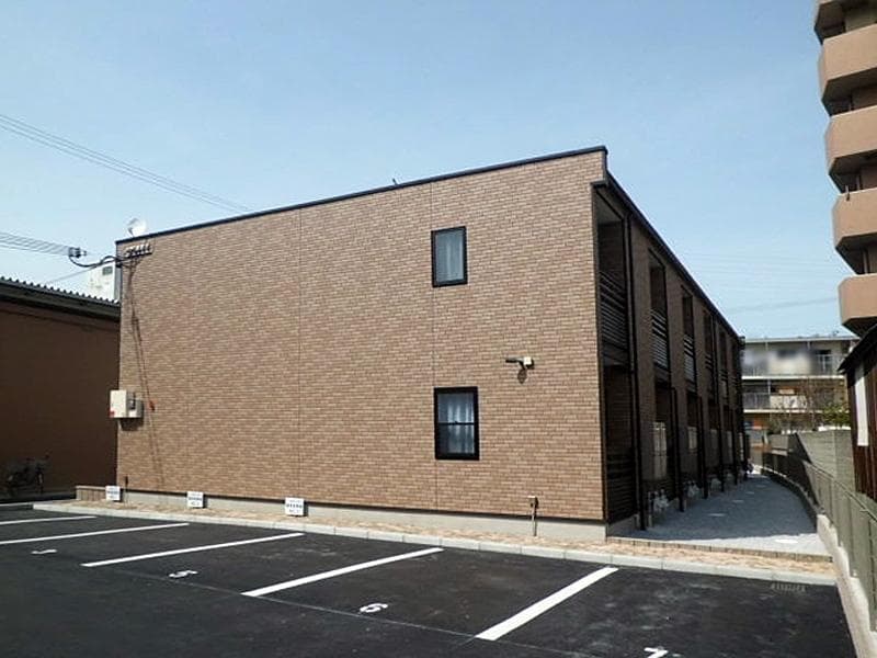 Main exterior of LEONEXT Pine Rouge Tateishi