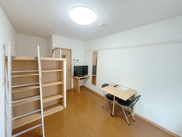 Room image 8