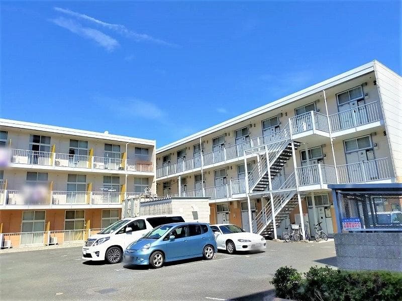 Main exterior of leopalace Kamihozumi