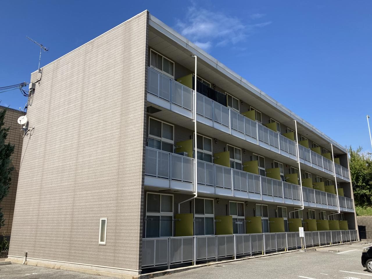 Main exterior of leopalace Seishin