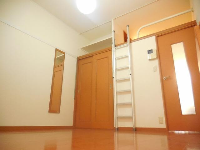 Room image 8