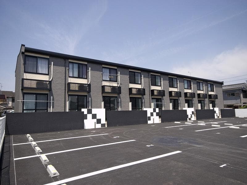 Main exterior of leopalace Plaisir Magarikawa