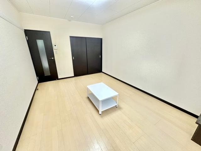 Preview interior of LEONEXT Credit