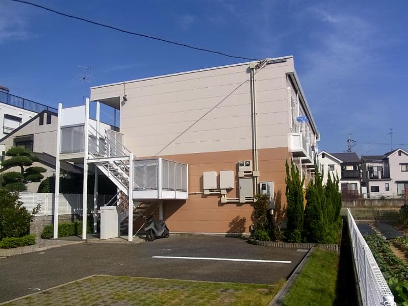 Main exterior of leopalace Lake Sayama