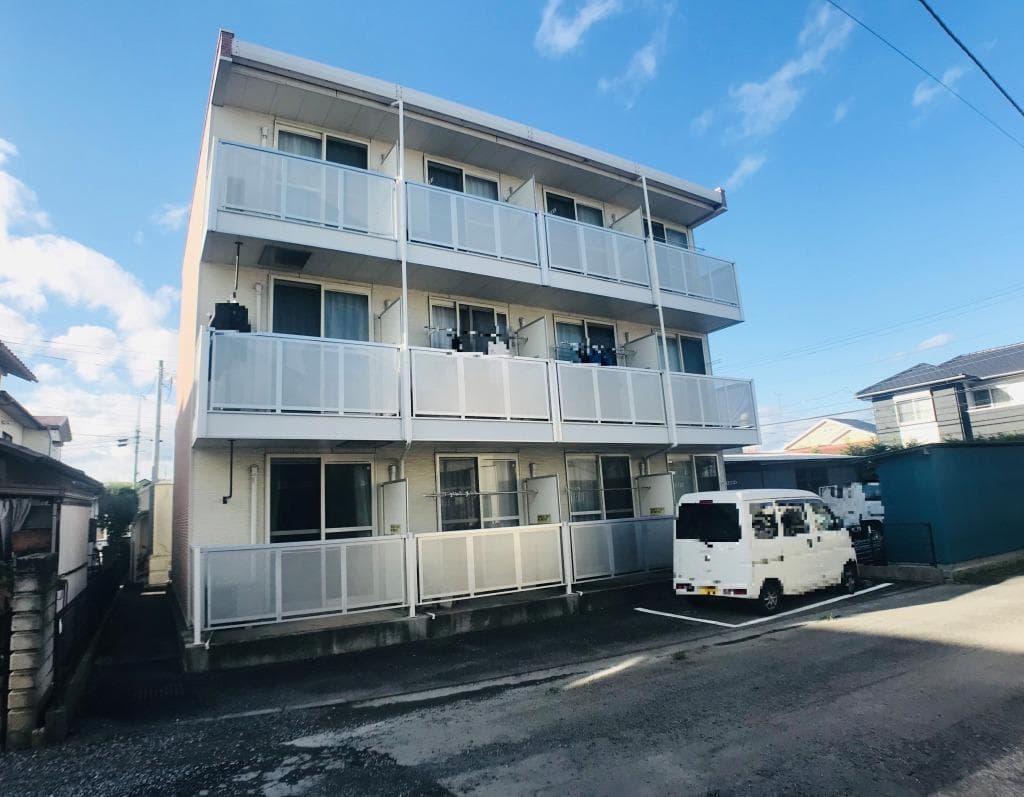 Main exterior of leopalace Hayase