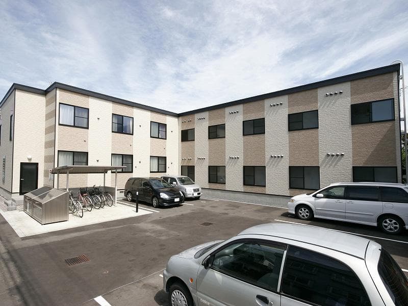 Main exterior of leopalace Loire Shinkotoni