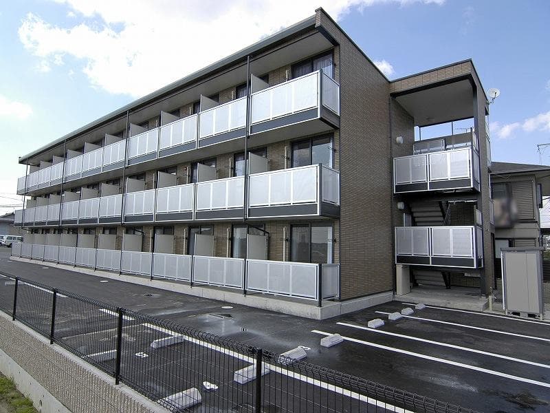 Main exterior of leopalace Minowa