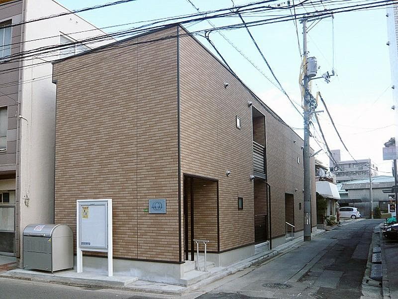 Main exterior of LEONEXT Quatre Poches